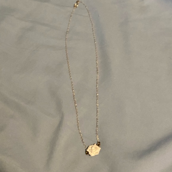 White flower necklace - Picture 4 of 4